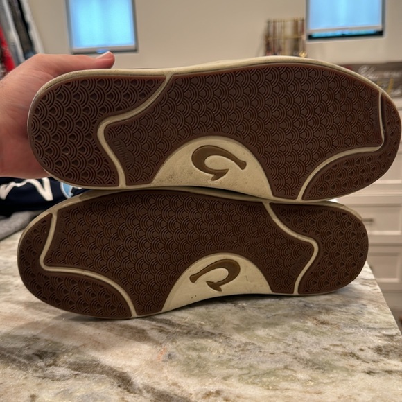 Great condition Olukai chuckas. Minimal scuffing and odor free. Nana Hele sz 9 - Picture 4 of 8